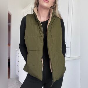 Reversible puffer vest